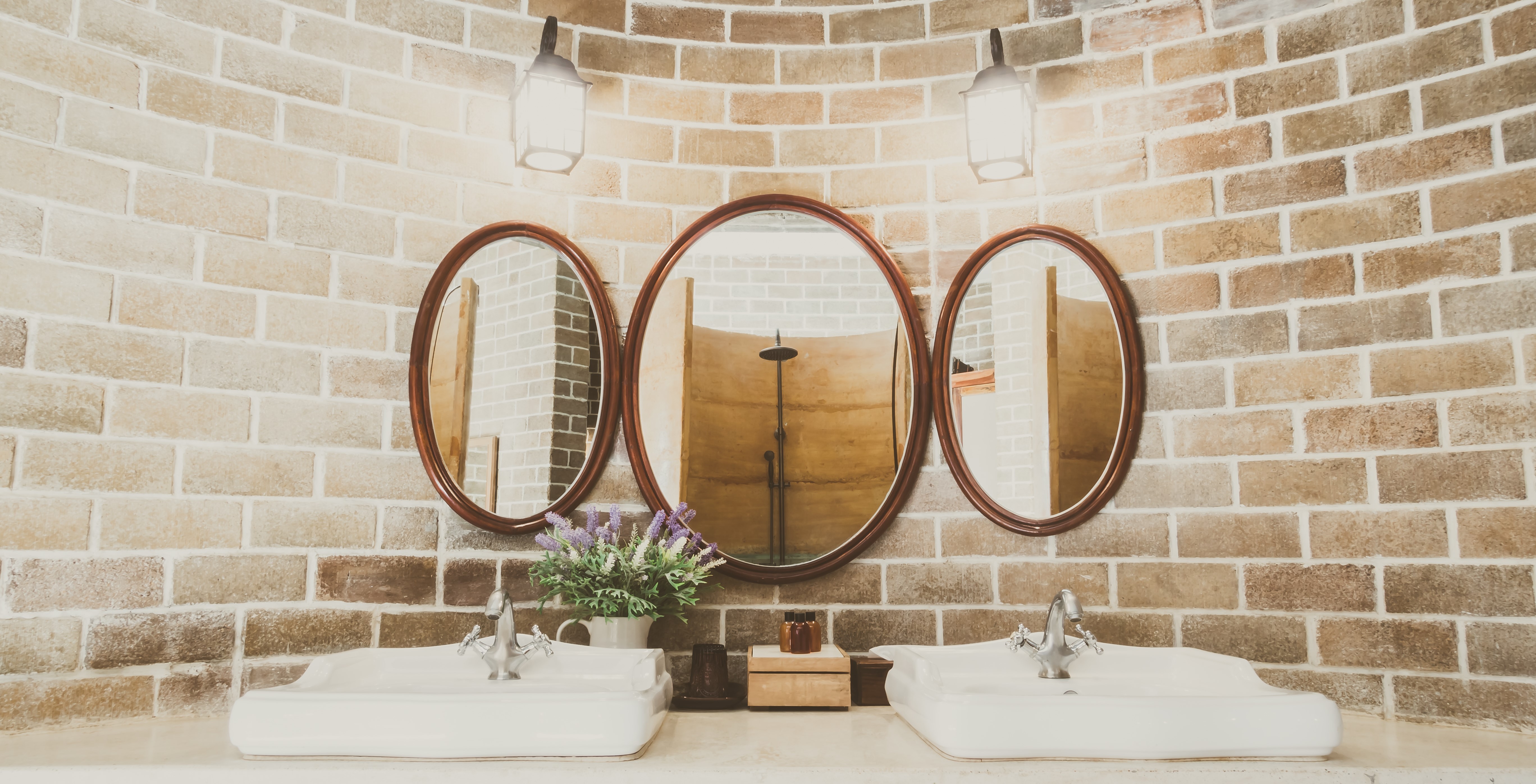 Lustra i ich oprawa w łazienkach - jak wybrać idealne połączenie stylu i funkcjonalności?