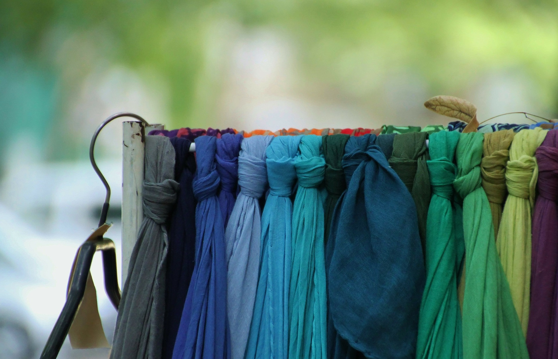 Kolory i wzory: Jak wybierać szale i szaliki pasujące do kolorów ubrań