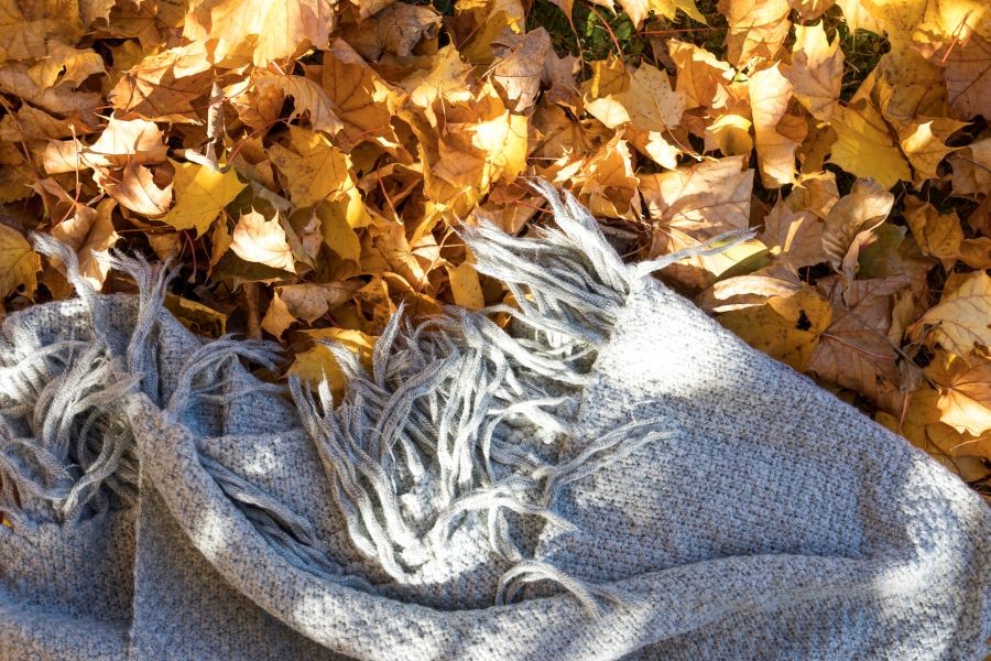 Dlaczego wełniany szal to must-have na jesień?